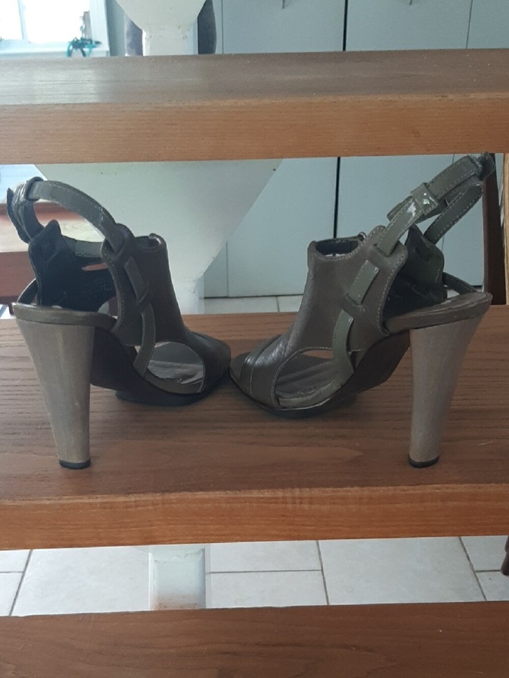 BCBGMaxAzria🤎LEATHER Taupe Open-Toe Block High Heel Ankle-Strap Sandals Sz 6B - Picture 7 of 10